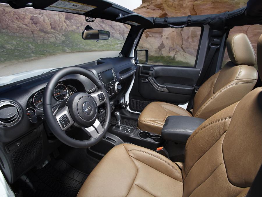  Jeep Wrangler Unlimited Moab 2012 года  (фото 2 из 9)